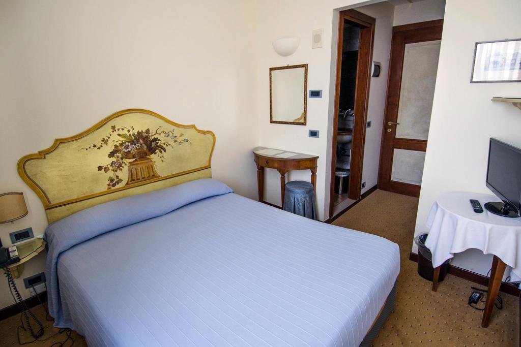 Двухместный (Небольшой двухместный номер с 1 кроватью) отеля Ai Due Fanali, Венеция