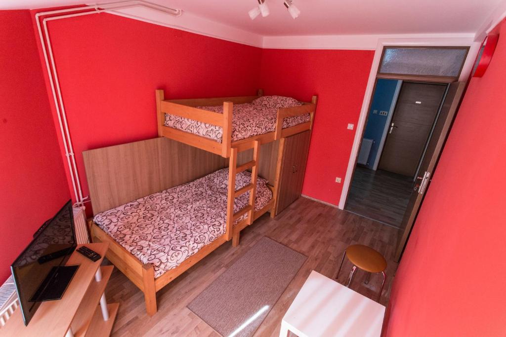 Двухместный (Двухместный номер с 2 отдельными кроватями и общей ванной комнатой) хостела Hostel Day 'N' Night, Ниш