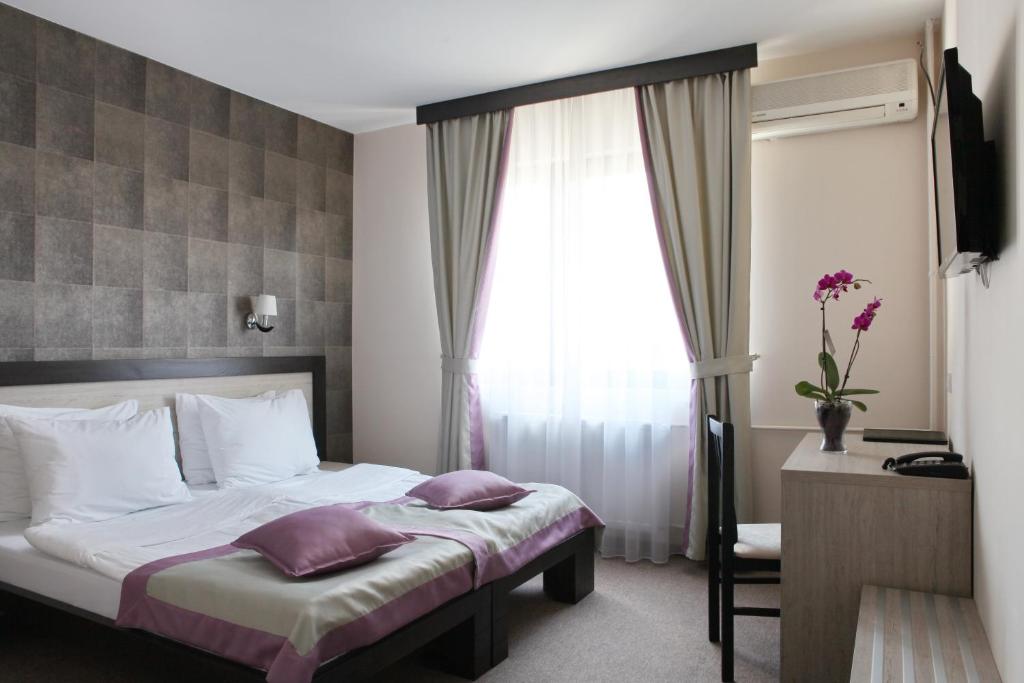 Двухместный (Двухместный номер с 1 кроватью или 2 отдельными кроватями и парковкой) отеля Hotel Vozarev, Белград