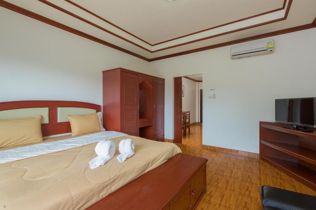 Апартаменты (Апартаменты с 3 смежными комнатами и балконом) апартамента Patong Rai Rum Yen Resort, Пхукет
