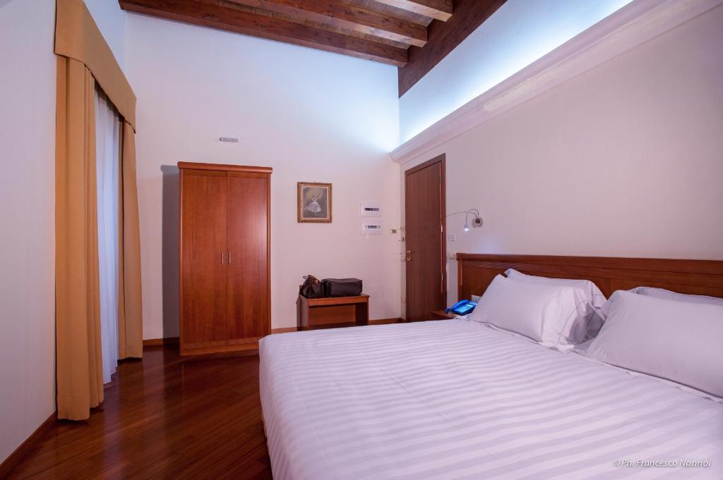 Двухместный (Двухместный номер с 1 кроватью или 2 отдельными кроватями) отеля Hotel Flora, Кальяри