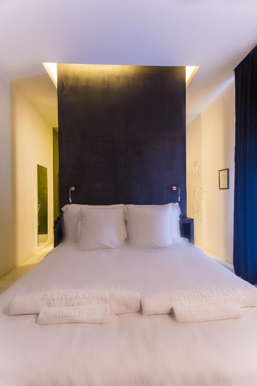 Двухместный (Стандартный номер с кроватью размера «king-size») отеля Arthur & Paul (Men Only Hotel), Пномпень