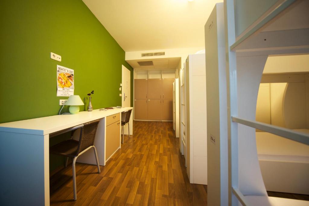 Номер (Односпальная кровать в общем номере с 6 кроватями), Funk Lounge Hostel