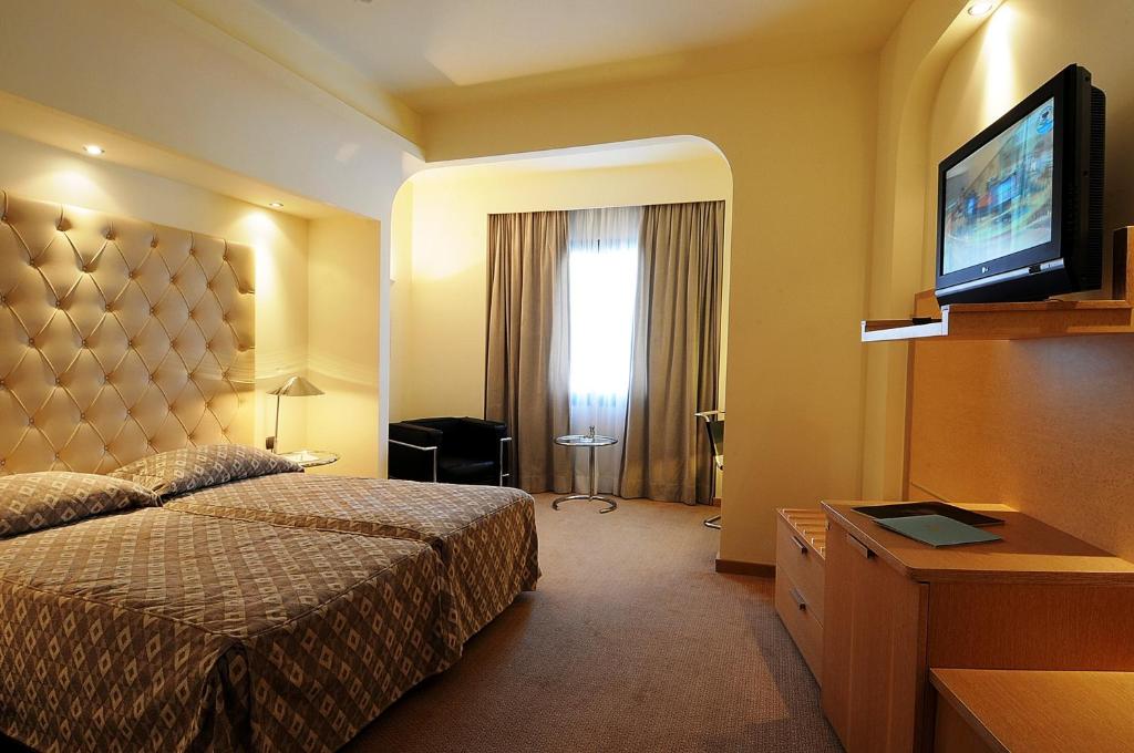 Двухместный (Представительский двухместный номер с 1 кроватью или 2 отдельными кроватями и видом на горы) курортного отеля Club Hotel Casino Loutraki, Лоутраки