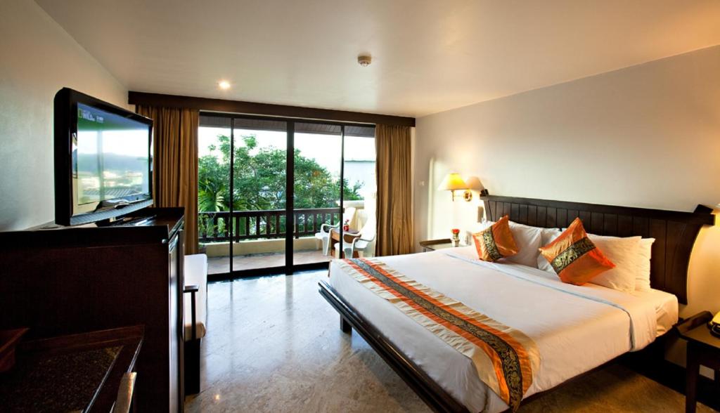 Двухместный (Улучшенный двухместный номер с 1 кроватью) курортного отеля C & N Resort and Spa, Пхукет