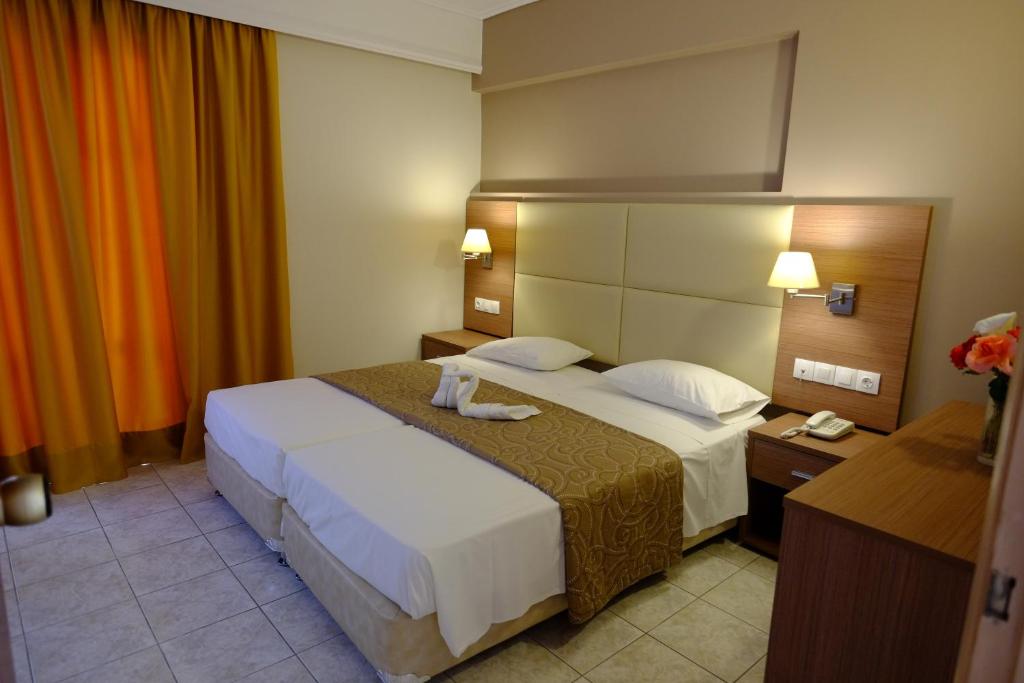 Двухместный (Улучшенный двухместный номер с 2 отдельными кроватями) отеля Hotel Koala, Кос