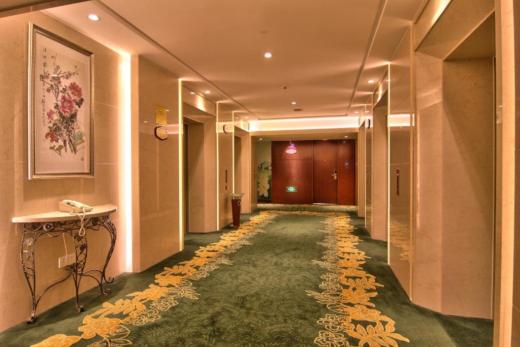Двухместный (Улучшенный двухместный номер с 2 отдельными кроватями) отеля Citic Ningbo International Hotel, Нинбо