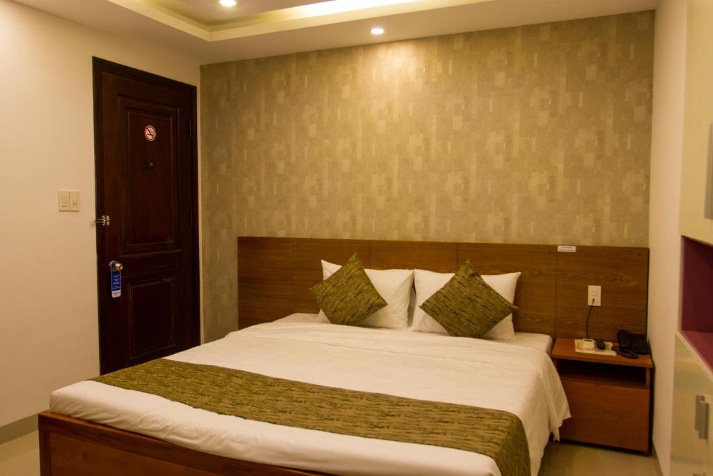 Двухместный (Улучшенный двухместный номер с 1 кроватью) отеля Modern Sky Hotel, Нячанг