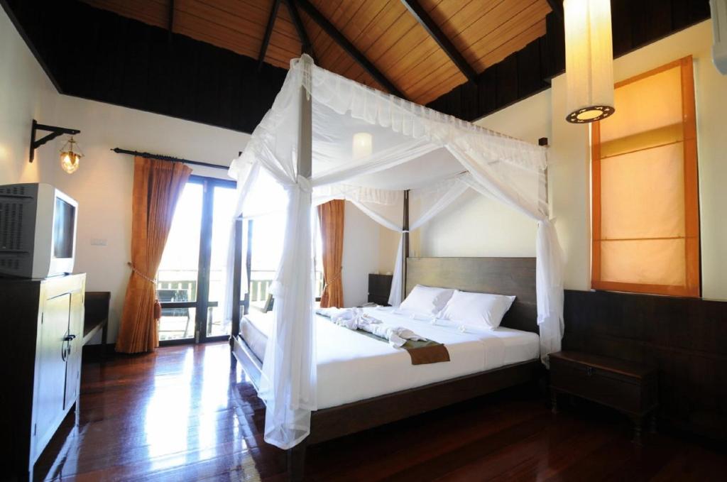 Двухместный (Двухместный номер с 1 кроватью и видом на бассейн) курортного отеля Kao Tao Villa Beach Resort, Прачуапкхирикхан