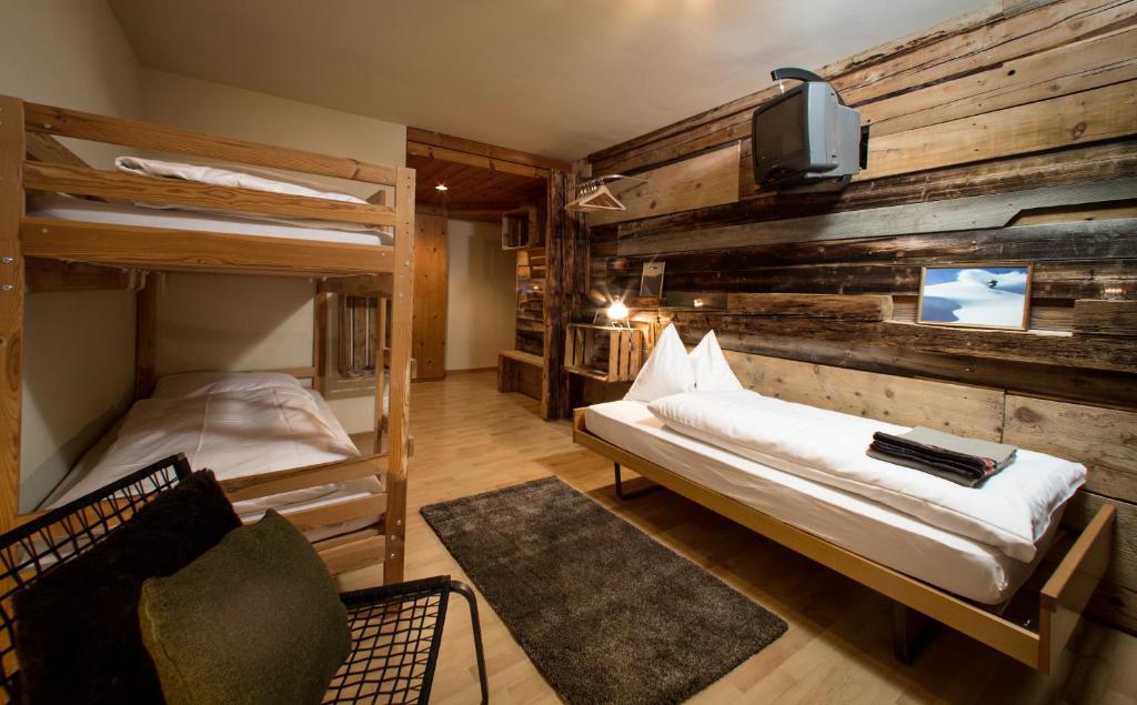 Четырехместный (Basement Budget Quadruple Room with Bunk Bed and 2 single beds) отеля Arena Lodge, Флимс