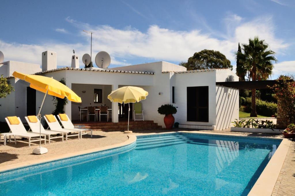 Номер (Дом с 3 спальнями и бассейном) курортного отеля Quinta Do Paraiso - AL, Карвуэйру