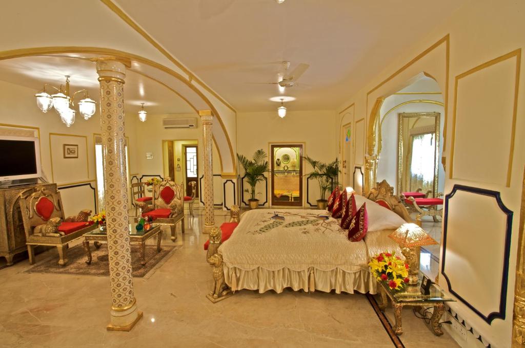 Двухместный (Люкс) отеля The Raj Palace (Small Luxury Hotels of the World), Джайпур