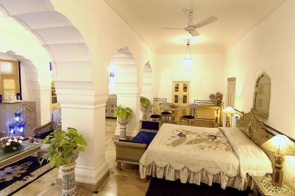 Двухместный (Двухместный номер Делюкс с 1 кроватью или 2 отдельными кроватями) отеля The Raj Palace (Small Luxury Hotels of the World), Джайпур