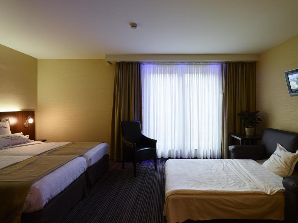 Трехместный (Улучшенный двухместный номер с 1 кроватью и диваном) отеля Hotel Europe, Остенде