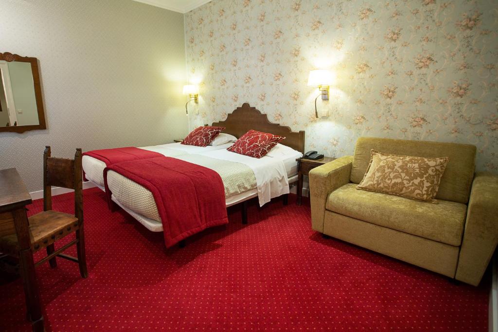 Трехместный (Двухместный номер с 1 кроватью/2 отдельными кроватями и дополнительной кроватью) отеля Hotel Dom Sancho I, Лиссабон