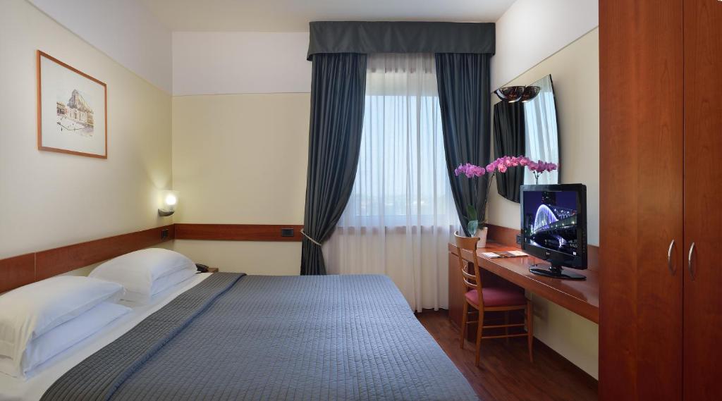 Двухместный (Стандартный двухместный номер с 1 кроватью или 2 отдельными кроватями, парковка на 8 дней и трансфер от/до аэропорта) отеля Hotel Bologna Airport, Болонья