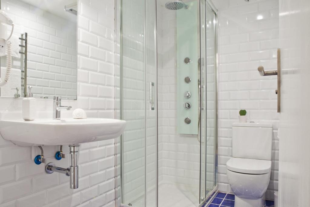 Одноместный (Одноместный номер с общей ванной комнатой) отеля Blue Barcelona, Барселона