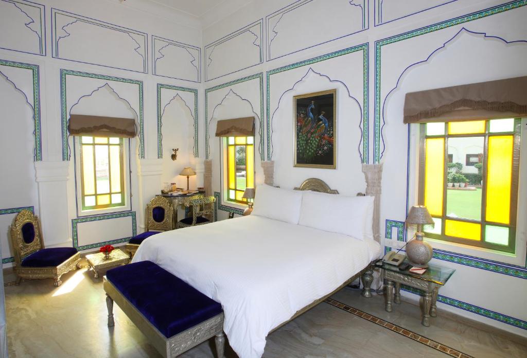Двухместный (Улучшенный двухместный номер с 2 отдельными кроватями) отеля The Raj Palace (Small Luxury Hotels of the World), Джайпур