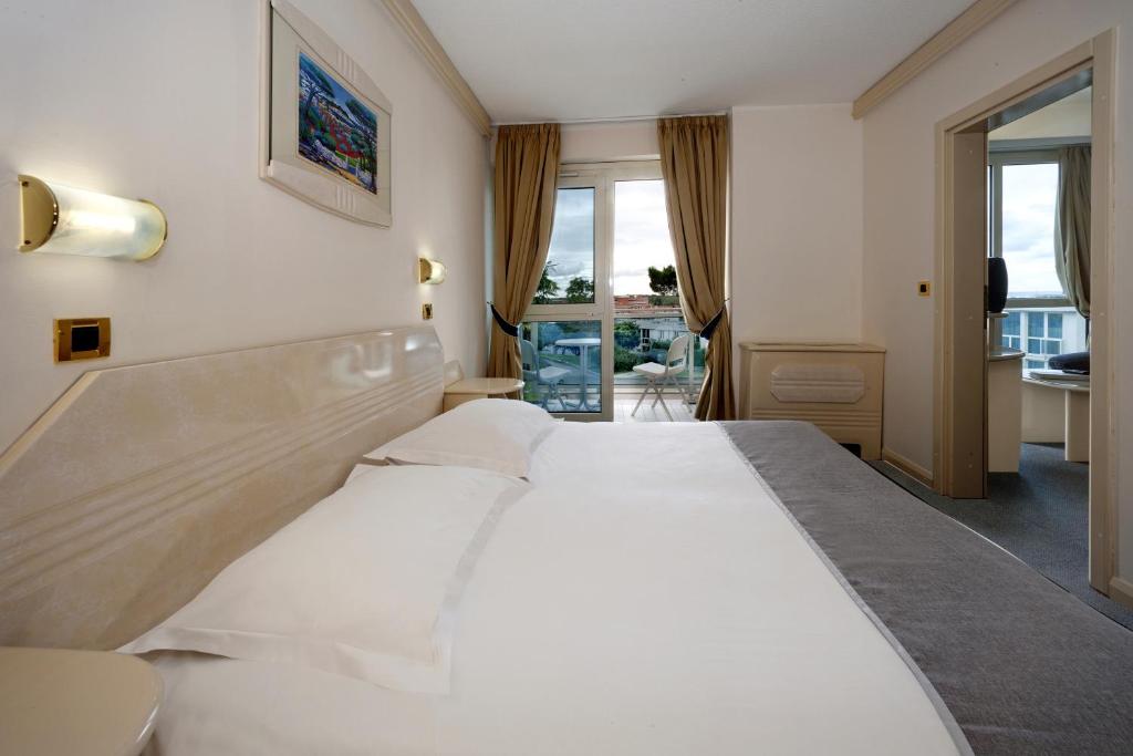 Сьюит (Люкс с диваном-кроватью и балконом - Со стороны моря) отеля Hotel Gran Vista Plava Laguna, Пореч