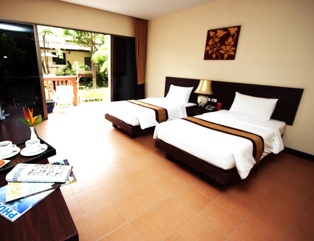 Двухместный (Двухместный номер Делюкс с 1 кроватью или 2 отдельными кроватями и балконом) курортного отеля Kata Sea Breeze Resort, Пхукет