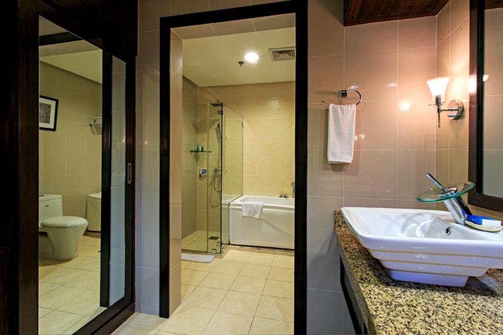 Сьюит (Представительский двухместный номер «Плюс» с 1 кроватью) отеля Cebu Parklane International Hotel, Себу