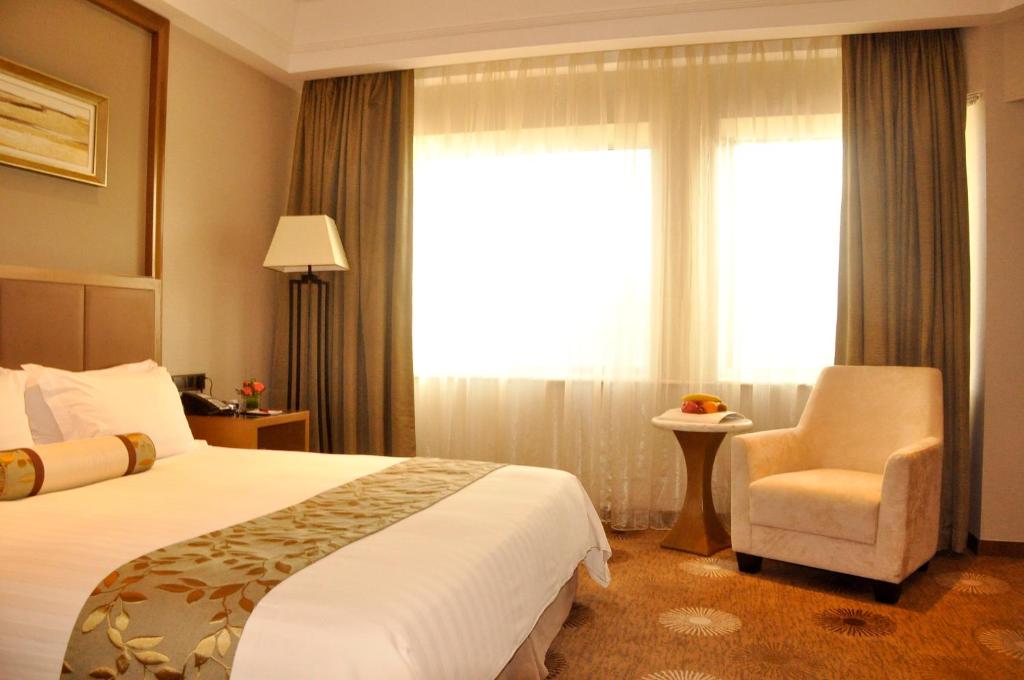 Сьюит (Люкс с кроватью размера «king-size») отеля Ramada Plaza Pudong Shanghai, Шанхай