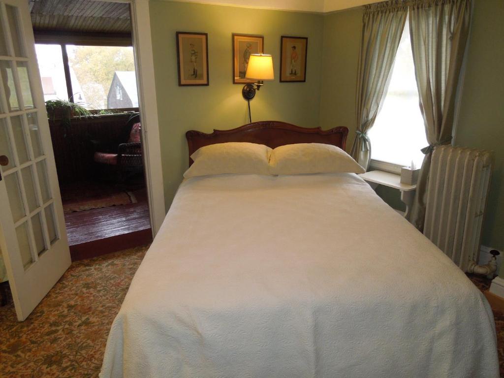 Двухместный (Номер с кроватью размера «queen-size» и террасой) отеля Victorian Bed & Breakfast of Staten Island, Нью-Йорк