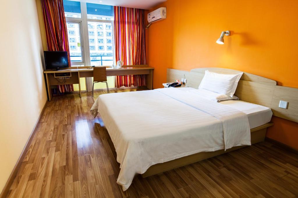 Двухместный (Chinese Citizens Only - Special Offer Double Room) отеля 7Days Inn Xi'an Railway Station East Plaza, Сиань