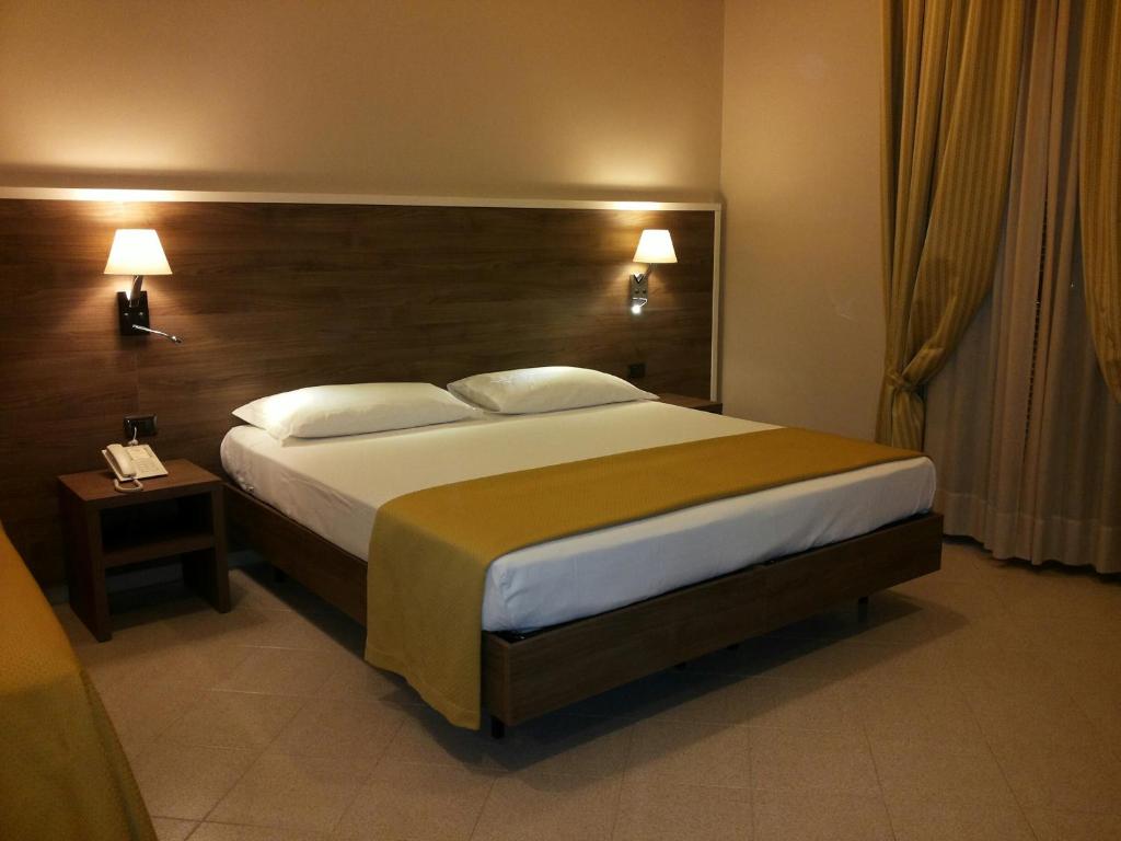 Двухместный (Улучшенный двухместный номер с 1 кроватью) отеля Hotel Moderno, Бари