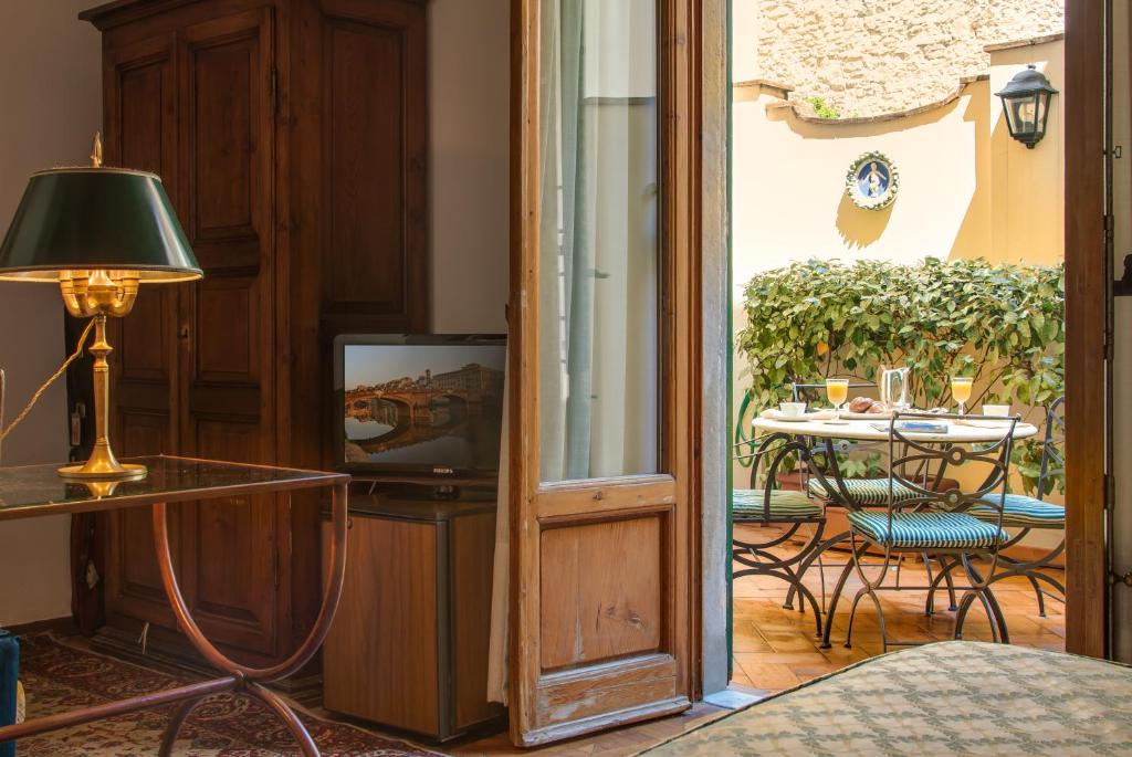 Трехместный (Улучшенный трехместный номер с патио) отеля Morandi alla Crocetta, Флоренция