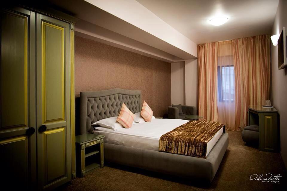 Двухместный (Двухместный номер с 1 кроватью и балконом) отеля Hotel Rais, Тыргу-Жиу