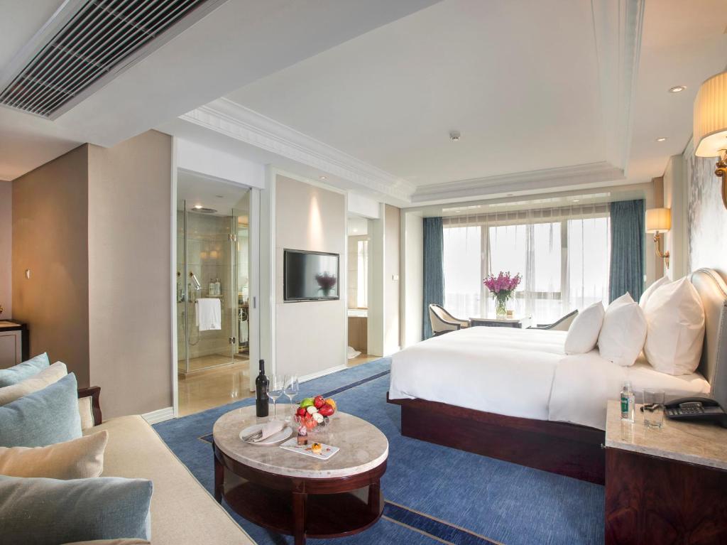 Двухместный (Представительский номер с кроватью размера «king-size» и видом на реку) отеля Kasion International Hotel Yiwu, Иу