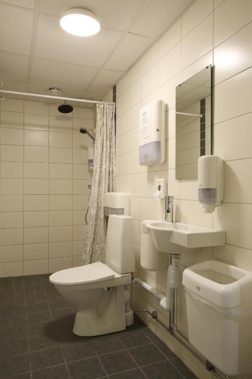 Трехместный (Трехместный номер эконом-класса с собственной ванной) отеля Uppsala CityStay Hotel, Уппсала