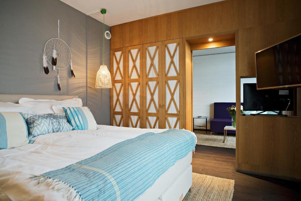 Сьюит (Suite with Queen Bed, Balcony and Sea View) отеля Pier 16, Лидинго