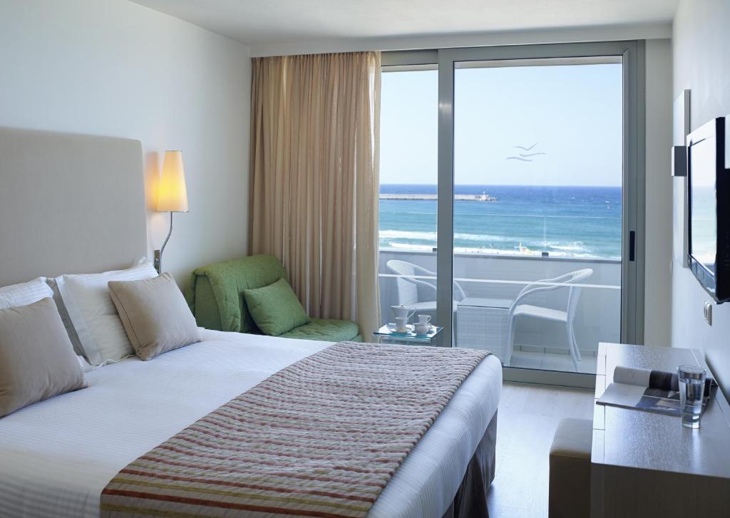 Сьюит (Полулюкс с видом на море (для 2 взрослых и 1 ребенка)) отеля Kriti Beach Hotel, Ретимно, Крит