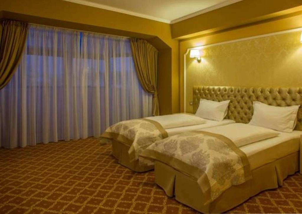 Двухместный (Улучшенный номер с кроватью размера «queen-size») отеля Hotel Bulevard, Хунеадора