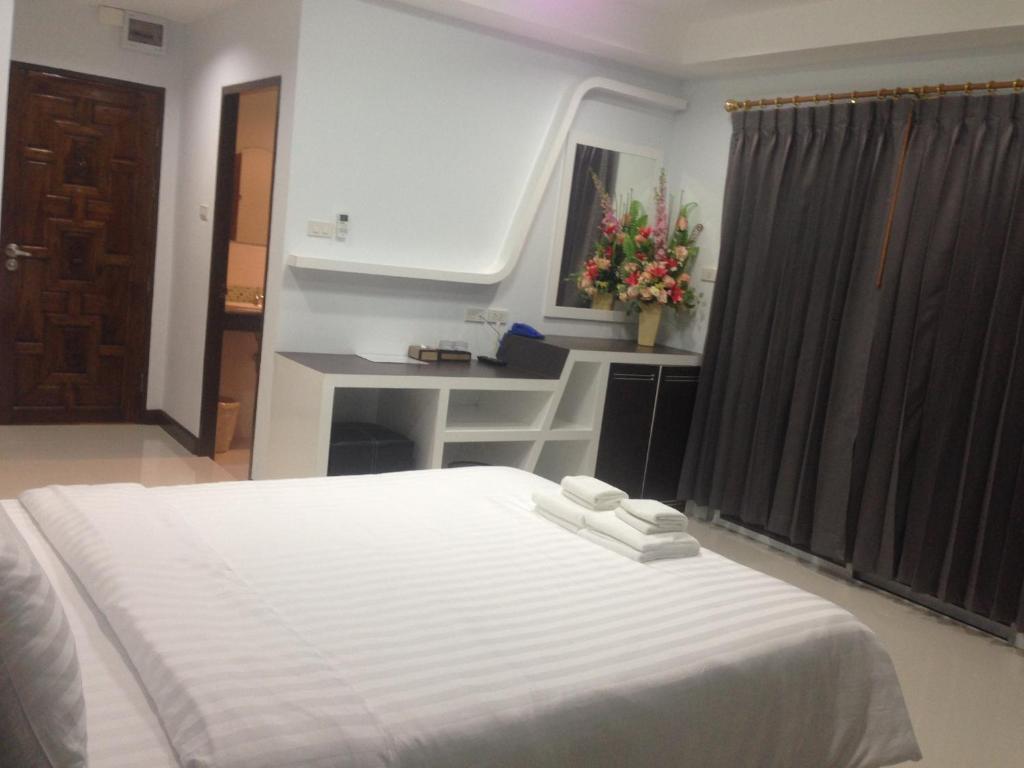 Двухместный (Улучшенный двухместный номер с 1 кроватью) отеля Praiyanan Place Hotel, Маха Саракхам