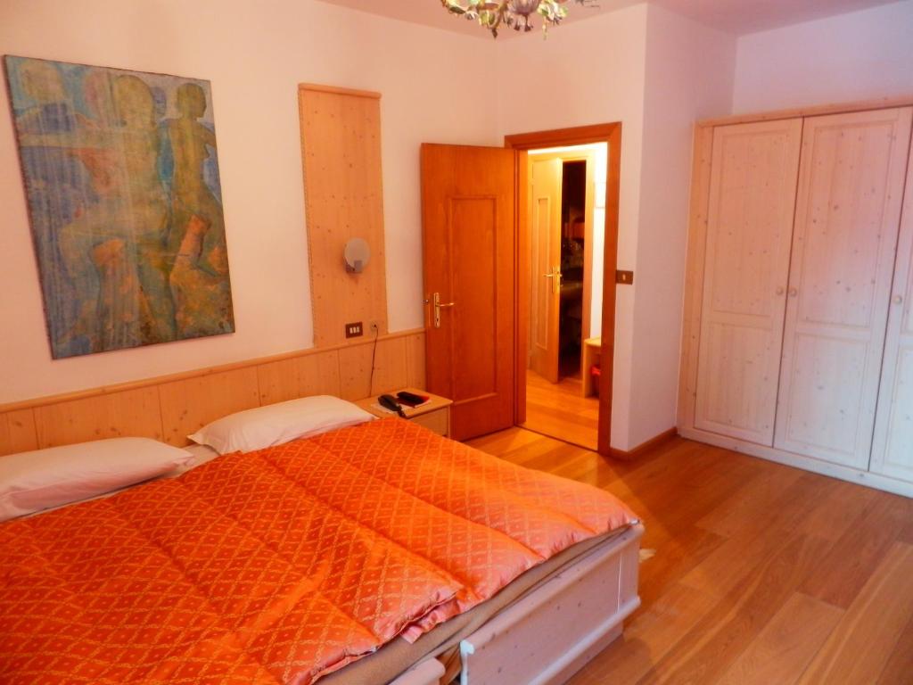 Семейный (Два смежных двухместных номера с 1 кроватью или 2 отдельными кроватями) отеля Hotel Montana, Кортина-д'Ампеццо