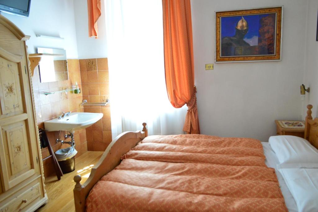 Двухместный (Двухместный номер с 1 кроватью и собственной ванной комнатой вне номера) отеля Hotel Montana, Кортина-д'Ампеццо