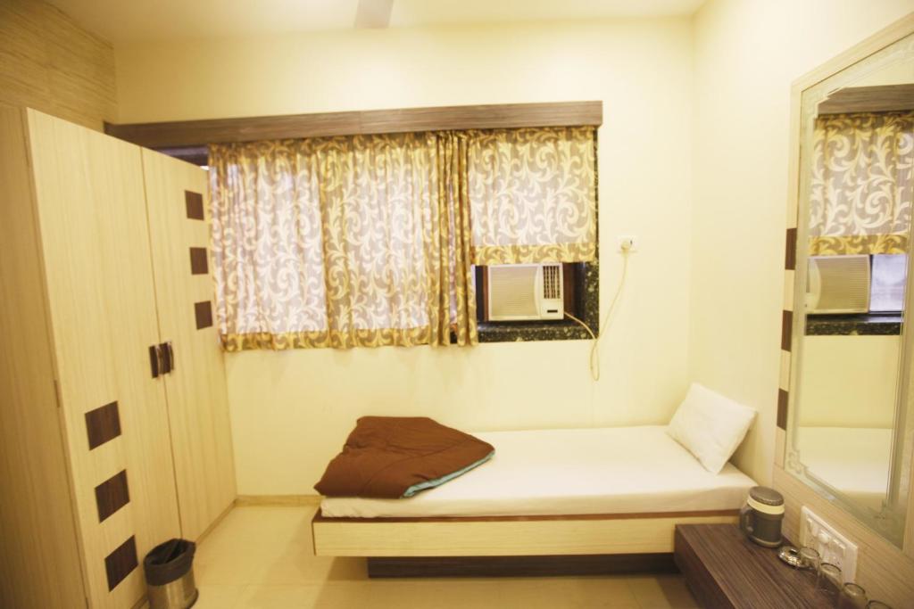 Трехместный (Представительский трехместный номер) отеля Hotel Al Moazin, Мумбай