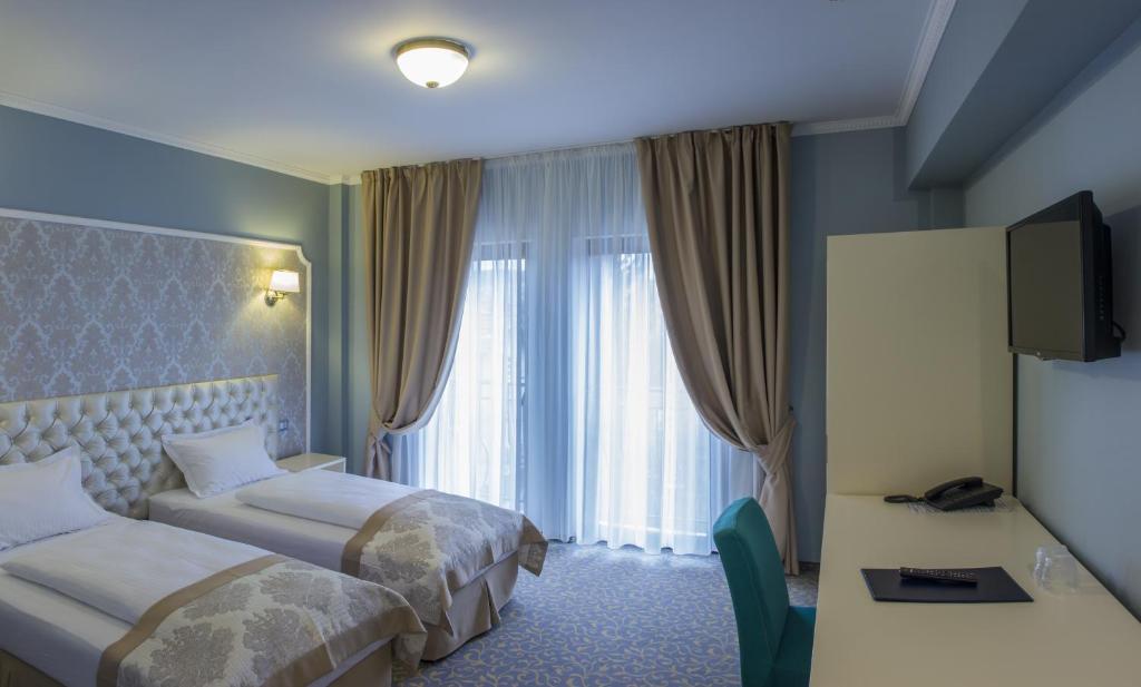 Двухместный (Улучшенный двухместный номер с 1 кроватью или 2 отдельными кроватями) отеля Hotel Bulevard, Хунеадора