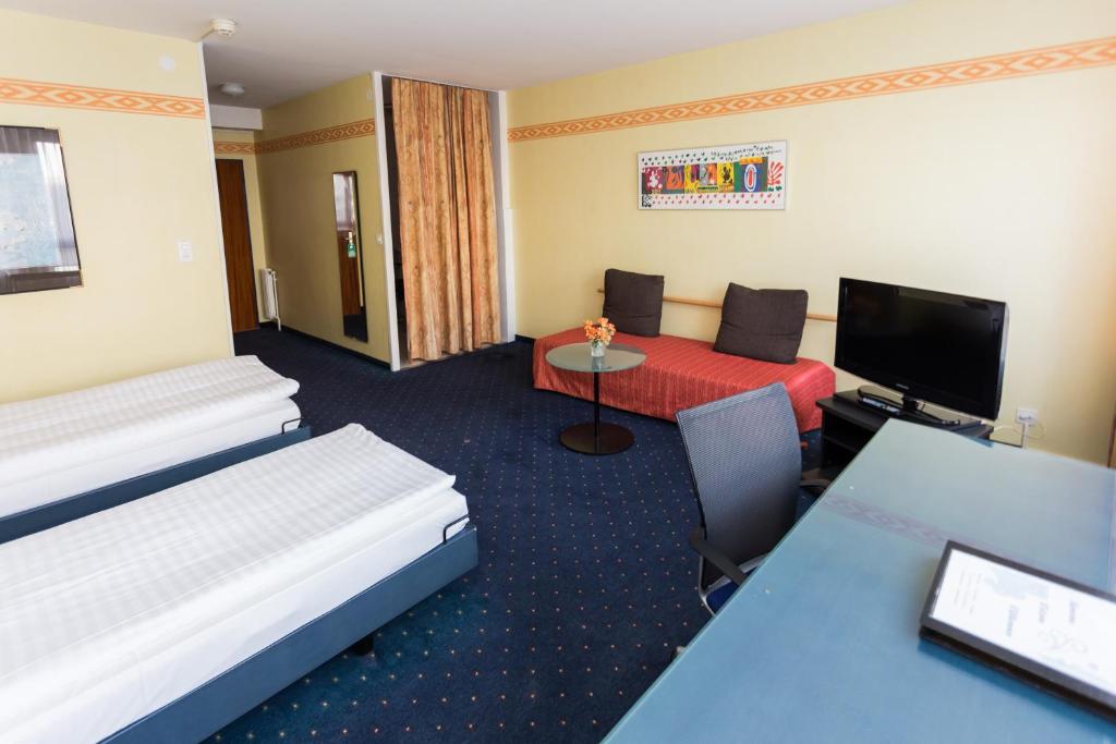 Двухместный (Улучшенный двухместный номер с 2 отдельными кроватями) отеля Hotel Comédie, Женева