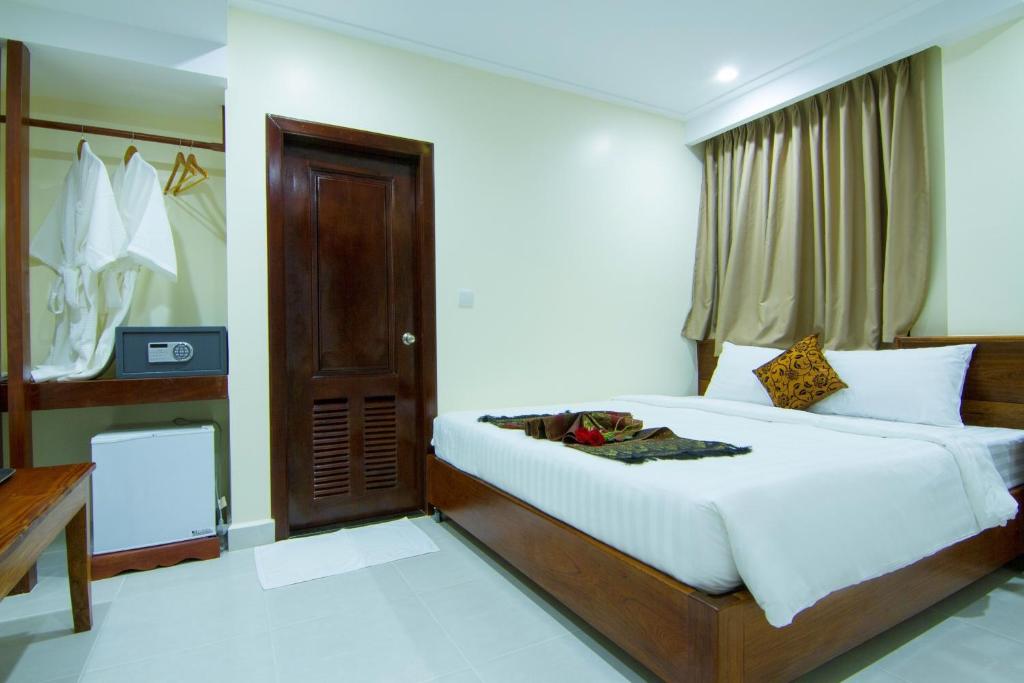 Двухместный (Улучшенный двухместный номер с 1 кроватью) отеля Rose Emerald Hotel, Пномпень