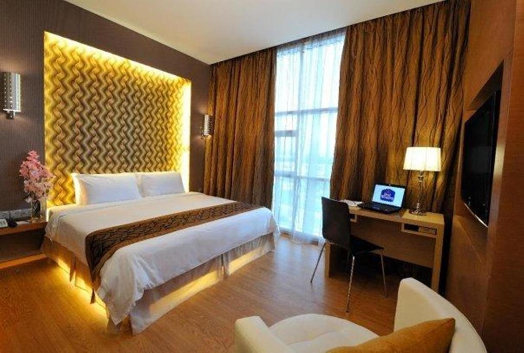 Двухместный (Номер «Премьер» с кроватью размера «king-size») отеля Courtyard Hotel 1Borneo, Кота-Кинабалу