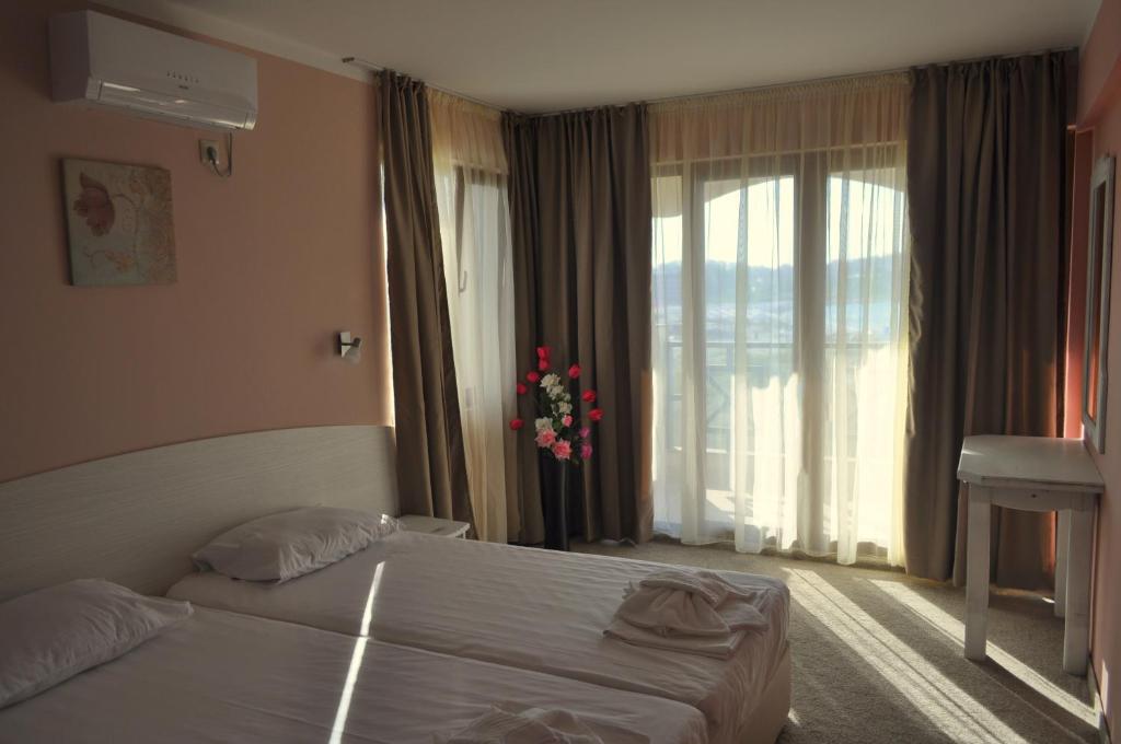 Двухместный (Двухместный номер с 1 кроватью и балконом, вид на море) отеля Toma's Residence- All Inclusive, Царево (Южный регион)