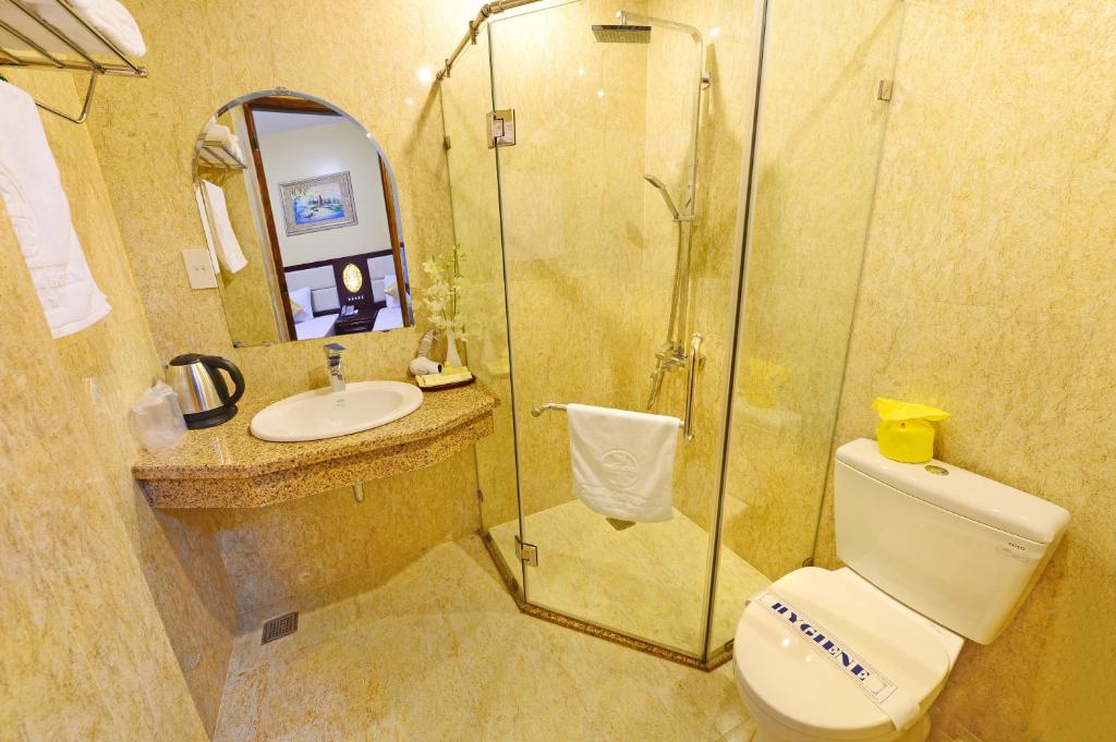 Двухместный (Двухместный номер Делюкс с 2 отдельными кроватями и видом на город) отеля Thanh Lich 2 Hotel, Хюэ
