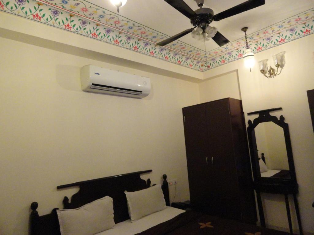Двухместный (Улучшенный двухместный номер с 1 кроватью) отеля Hotel Miraya, Джайпур