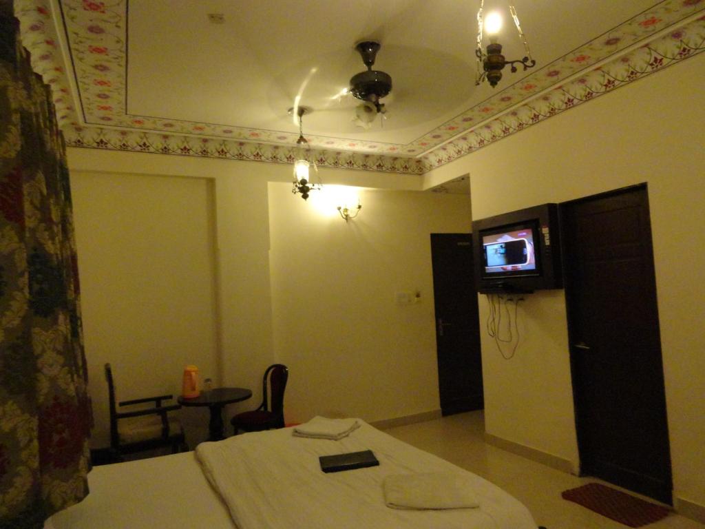 Трехместный (Улучшенный трехместный номер) отеля Hotel Miraya, Джайпур