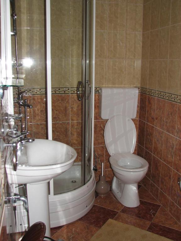 Трехместный (Трехместный номер с собственной ванной комнатой вне номера) гостевого дома Guest House Ivo Jovanovic, Свети-Стефан