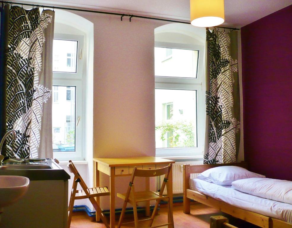 Двухместный (Двухместный номер с 2 отдельными кроватями и общей ванной комнатой) хостела Lette'm Sleep Berlin, Берлин